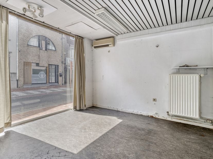 Au cur animé de Roulers, nous trouvons cette propriété à rénover d&#039;une surface habitable de pas moins de 208 m². Grâce à son emplacement extrêmement c