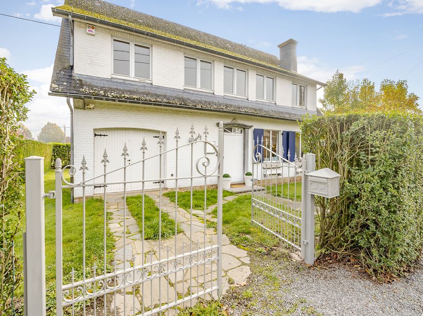 Wépion, dicht bij winkels en voorzieningen, aantrekkelijk huis met 4 gevels (4 slaapkamers + 1 badkamer) gebouwd in 1966 op 7,5 are grond op het ooste