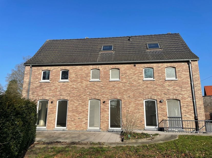 LINSMEAU, située dans un environnement paisible en bordure d&#039;un splendide parc privé, lumineuse VILLA (3 à 4ch/1sdb) avec un joli jardin Sud-Est. Elle