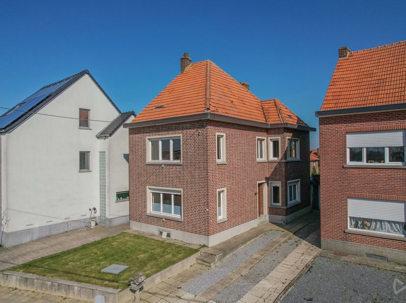 Deze woning in de Honsemsestraat 45 biedt enorm veel mogelijkheden voor wie graag renoveert. Gelegen in een rustige en groene omgeving met zicht op de