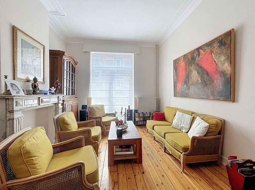 Jan Blockxwijk: duplexwoning met 2 slaapkamers, bureau en binnenplaats. Als volgt samengesteld: op het gelijkvloers, een woonkamer van +/- 60m² met 3