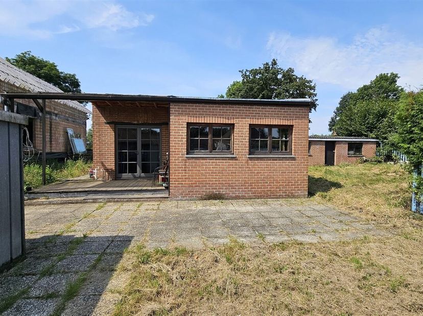 SOUS OPTION - PLUS DE VISITE - Prix: Offre à partir de 85.000 euros, frais d&#039;agence non inclus et à charge de l&#039;acquéreur.&lt;br /&gt;
Maison de plain-pied