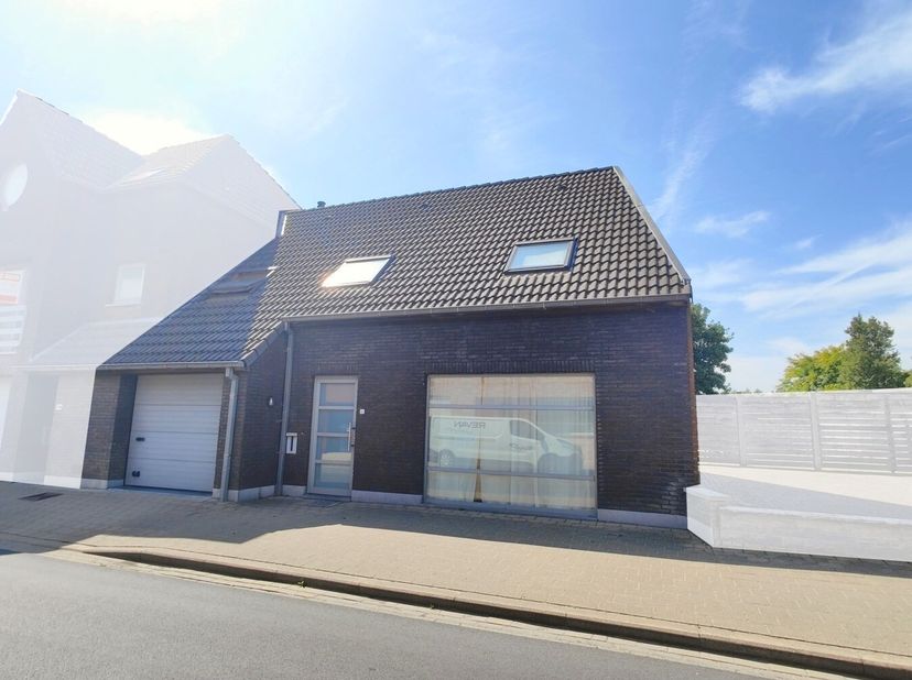 Ruime woning met 4 slaapkamers en achterliggende tuin te huur:&lt;br /&gt;
Indeling gelijkvloers: inkomhal met gastentoilet, ruime woonkamer met eet- en zit