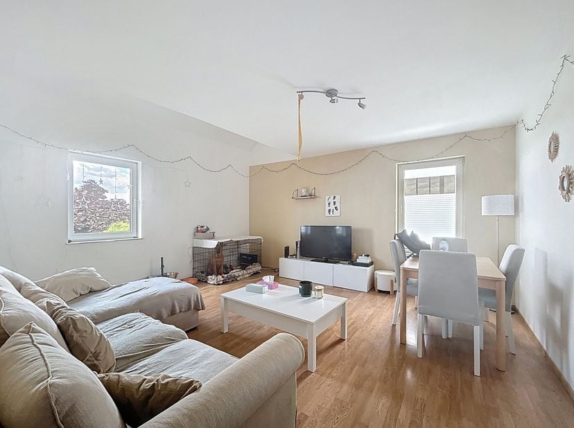 Immo Dussart vous propose cet appartement proche du centre de Tubize.Appartement  2 chambres de 72m2, l&#039;appartement est accessible par derrière le bât