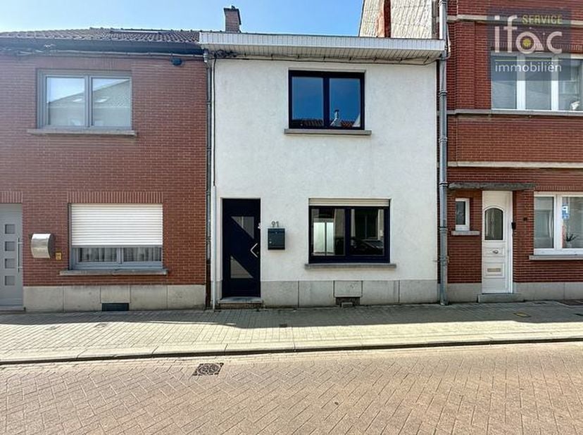 Gezellige en karaktervolle woning met aangenaam terras in het centrum van Tervuren, op wandelafstand van de markt, het park, de tramhalte, winkels, sc