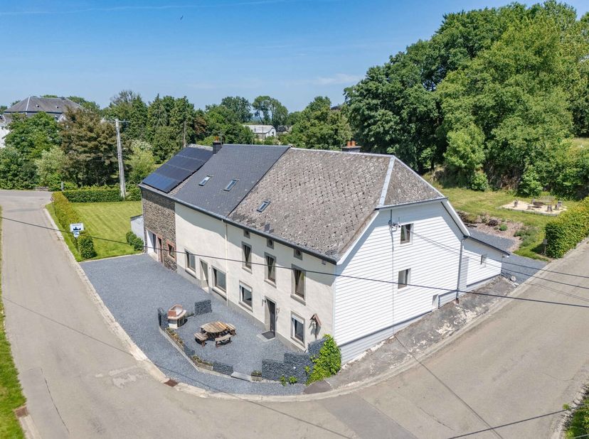 Immo By Julie heeft het genoegen u deze prachtige natuurstenen boerderij voor te stellen, gerenoveerd in 2015, gelegen in Steinbach, een charmant Arde