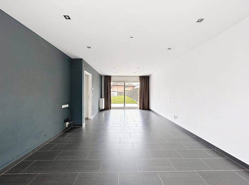 Bent u op zoek naar een gezellige woning in Waregem? Dan is dit iets voor u! Deze woning heeft een hele grote tuin met uitweg achteraan en beschikt oo