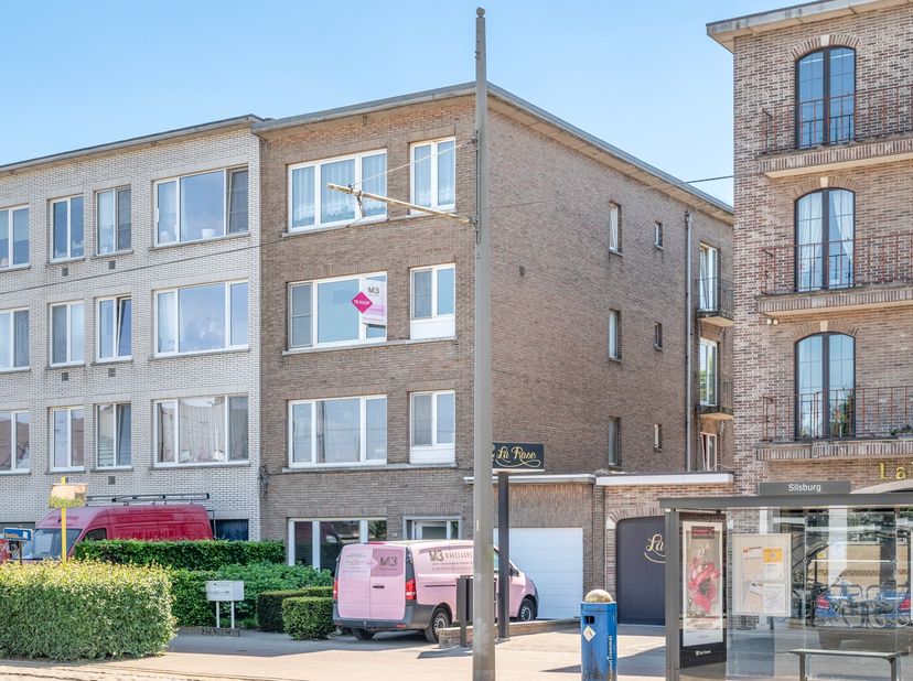Dit charmante appartement bevindt zich op de tweede verdieping van een kleinschalig gebouw aan de Herentalsebaan in Wommelgem, een toplocatie met uits