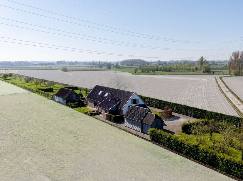 Deze karaktervolle hoeve van ca. 300 m² werd in 2003 tot in de kleinste puntjes gerenoveerd met hoogkwalitatieve materialen. Het resultaat is een stij