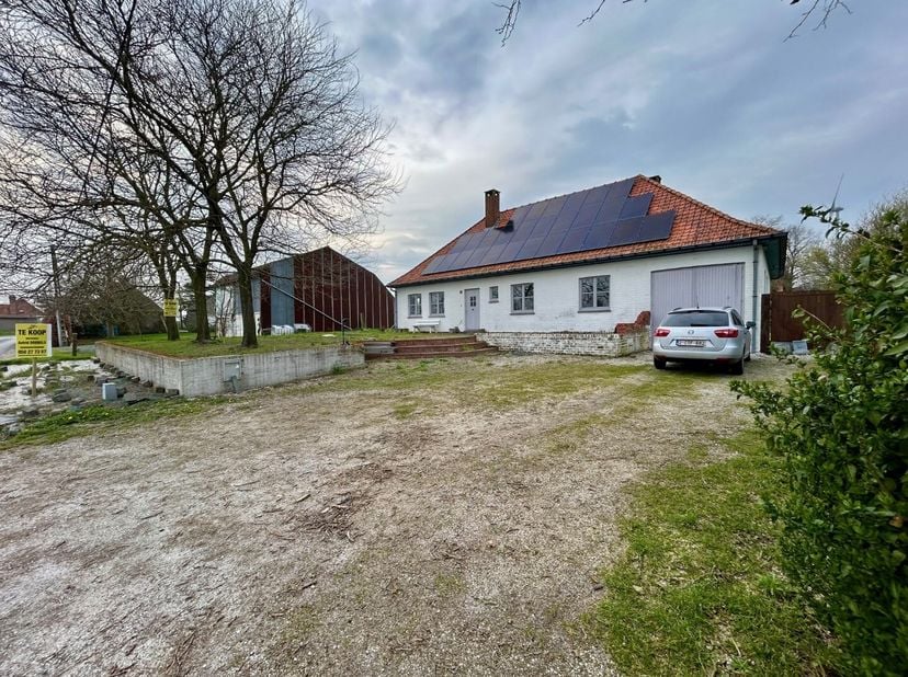 Deze  op te frissen villa in Ruddervoorde is een droomhuis voor wie op zoek is naar ruimte, comfort en rust. De open bebouwing is gelegen op een groot
