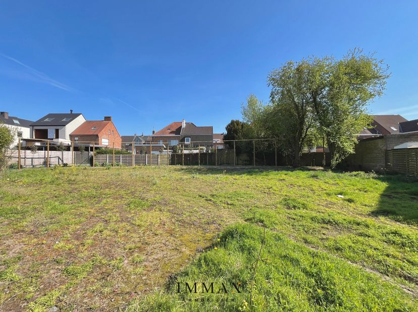 Bouwrijp en zuidoost gerichte bouwgrond van 741 m²!&lt;br /&gt;
Dit stuk bouwgrond met mobiscore 9/10 is gelegen in een rustige omgeving op de grens van Sin