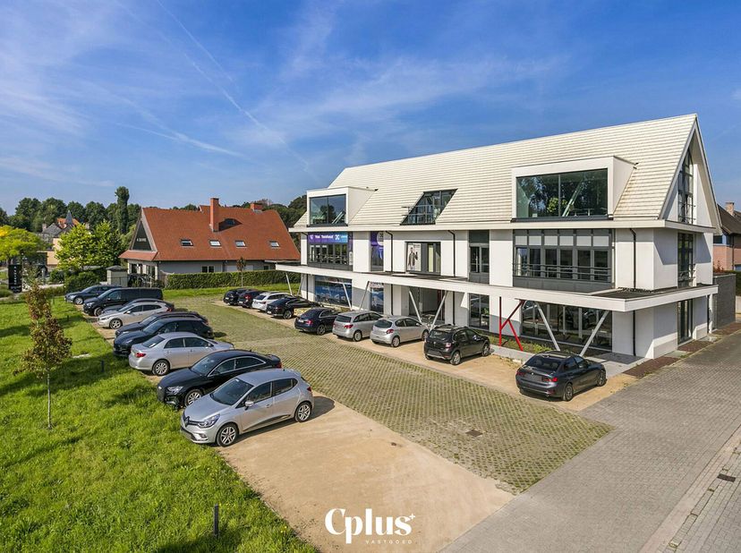 Bent u op zoek naar de ideale werkruimte op een toplocatie? Deze moderne commerciële ruimte langs de Kortrijkse Steenweg biedt uitstekende bereikbaarh