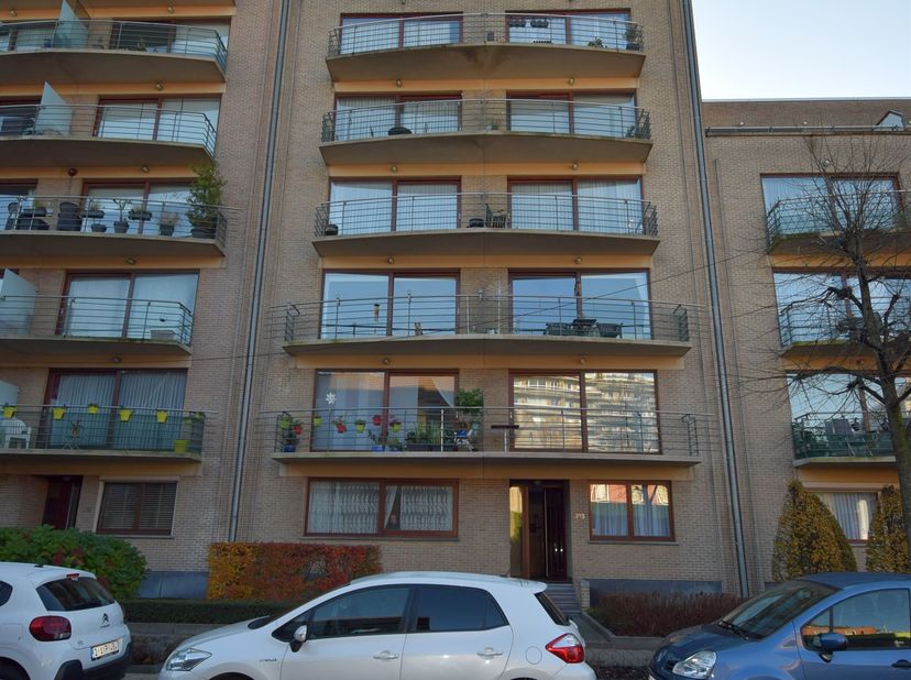 Avenue de la Basilique 313, dans une construction de 2001: Penthouse une chambre de 50m² avec deux belles terrasses de 15 et 16m² et une grande cave d