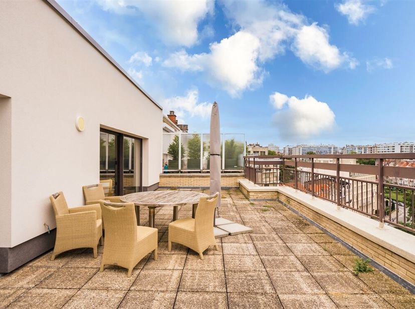 Magnifique appartement Penthouse (+/- 100m²) au 11ème étage avec une terrasse de 60m² offrant une vue unique sur le lac de Square Marie-Louise. L&#039;appa