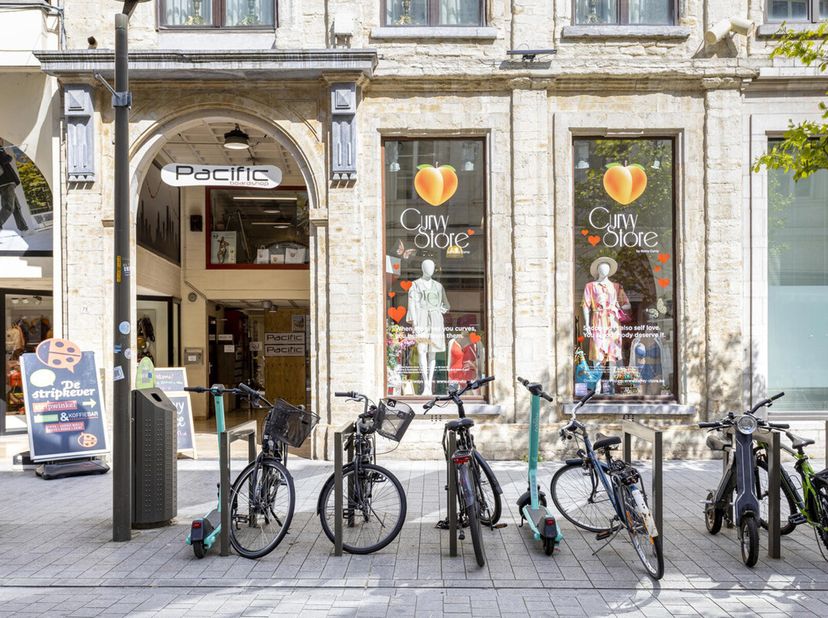 Deze winkel heeft een onwaarschijnlijk gunstige AAA ligging in dé drukste winkelstraat van Mechelen, de Bruul. Niet enkel de locatie maar ook de mooie