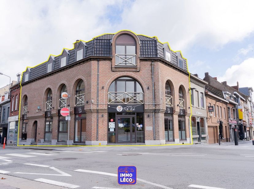 Au rez-de-chaussée : Sas d&#039;entrée prévu pour la clientèle, vaste et lumineuse pièce principale avec bel escalier central, comptoir/bar, cuisine profes