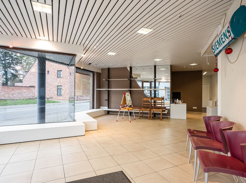 Indeling&lt;br /&gt;
Gelijkvloers:&lt;br /&gt;
- Handelspand van 113 m²  ideaal voor een winkel, showroom of kantoor met grote raampartijen voor zichtbaarheid&lt;br