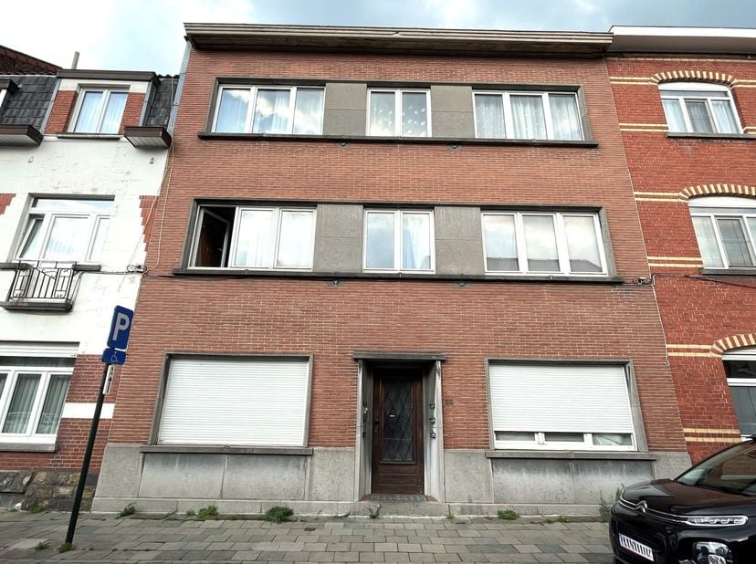 Nous vous proposons cet appartement au rez-de-chaussée avec jardin situé dans une petite copropriété proche de nombreuses commodités.  Cet appartement