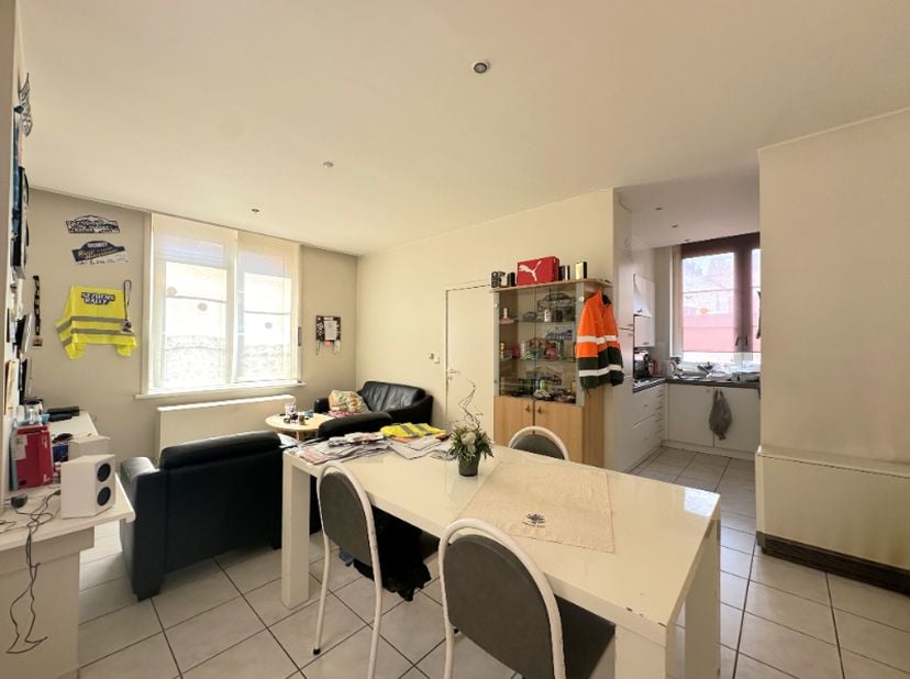 Deze duplex met private inkom behoort tot het gebouwencomplex langs de Sint-Jacobsstraat in Ieper. Het appartement is te betreden via de gemeenschappe