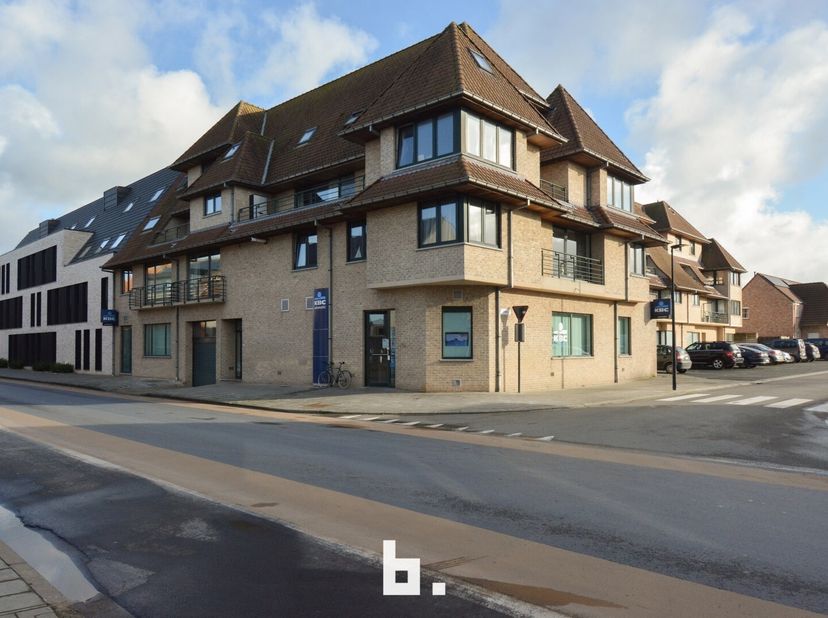 Dit instapklaar appartement is gelegen in het hart van Eernegem en biedt zeer ruim wooncomfort aan met 2 zonnige terrassen. Verder heeft een apparteme