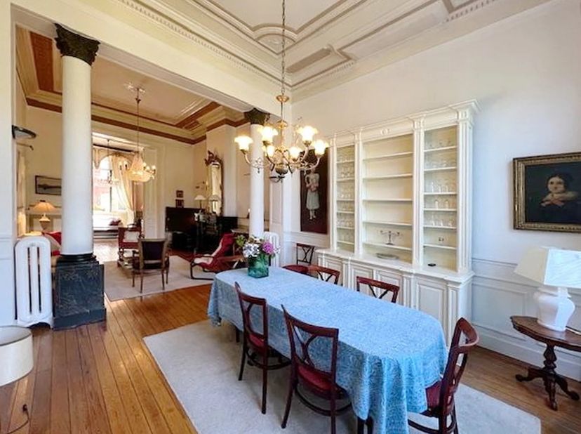 Quartier Montgomery - Dans un immeuble de caractère, cet appartement en duplex rez-de-chaussée meublé de deux chambres offre un intérieur spacieux ave