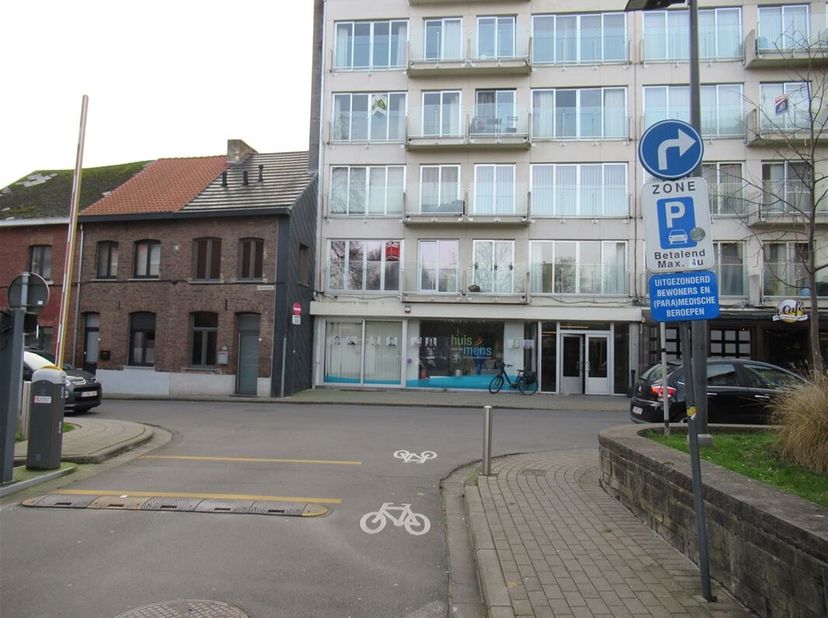 Op de eerste verdieping vinden we het appartement dat beschikt over 2 slaapkamer, een ingebouwde open keuken met inductievuur, een wasmachine en een d
