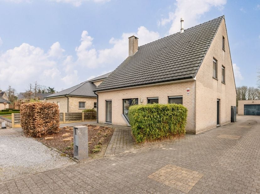 Deze ruime woning in Dessel is rustig gelegen, heeft een mooie tuin, terras en een zwembad. De woning heeft een garage en maar liefst 5 slaapkamers, w