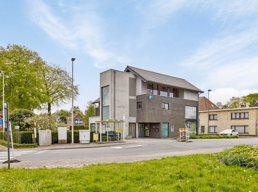 Op zoek naar een gebouw voor gemengd gebruik gelegen op een strategische en commerciële ligging? Zoek niet verder! Vlak aan de rotonde van Varsenare v