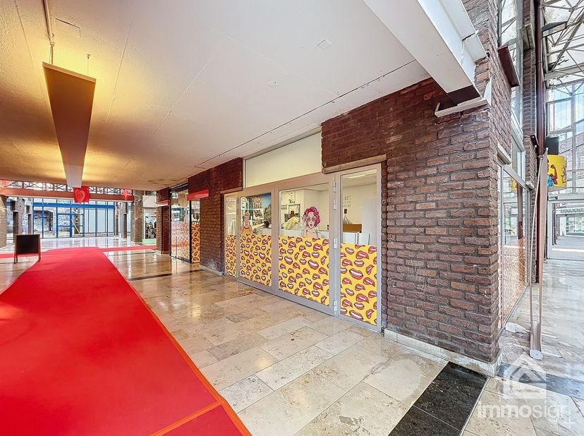 PLUSPUNTEN:&lt;br /&gt;
+ gelegen in Shopping 2&lt;br /&gt;
+ handelsruimte van 116 m²&lt;br /&gt;
+ afgesloten garage&lt;br /&gt;
+ privatieve autostaanplaats&lt;br /&gt;
+ mogeli