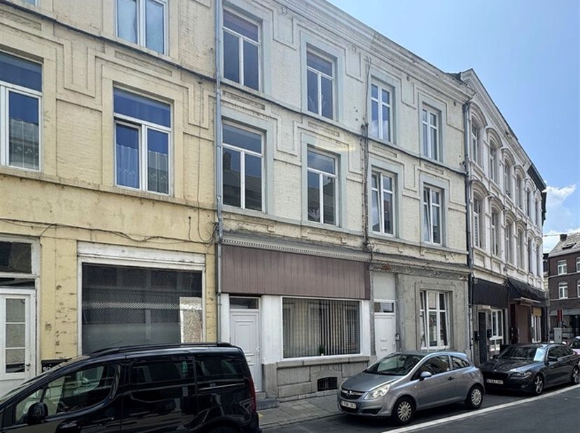 Gelegen in het centrum van Andenne, dicht bij alle voorzieningen, biedt dit herenhuis met twee voorgevels tal van verbouwingsmogelijkheden. De begane