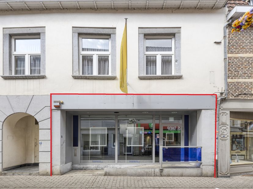 In het hart van Tongeren, gelegen in een levendige winkel-wandelstraat op slechts enkele stappen van de Grote Markt, bevindt zich dit veelzijdige hand