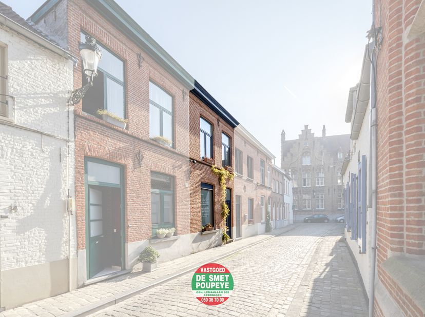 VRAAGPRIJS - In het centrum van Brugge, nabij t Zand, is deze instapklare woning gelegen. Het station, openbaar vervoer alsook de grote markt zijn van