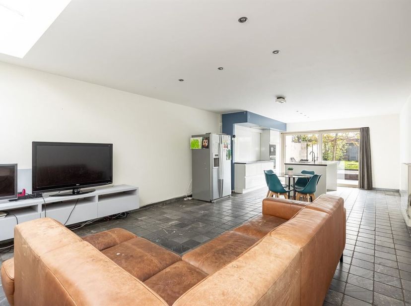 Deze instapklare woning is ideaal gelegen nabij het station en belangrijke invalswegen. Ook scholen, winkels, en andere voorzieningen bevinden zich op