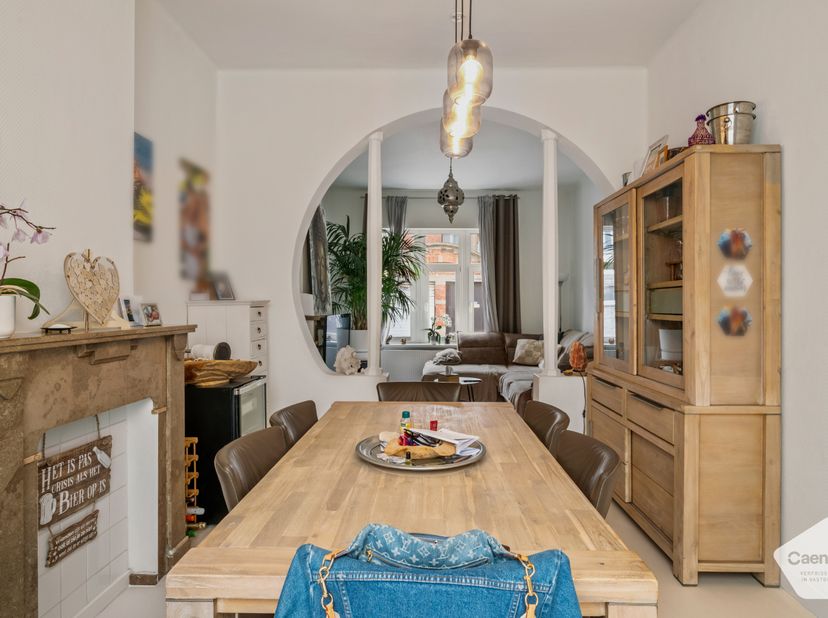 Cette maison idéalement située à Blankenberge, à distance de marche de la plage, de la gare et de la Grand-Place, est entièrement prête à emménager. S