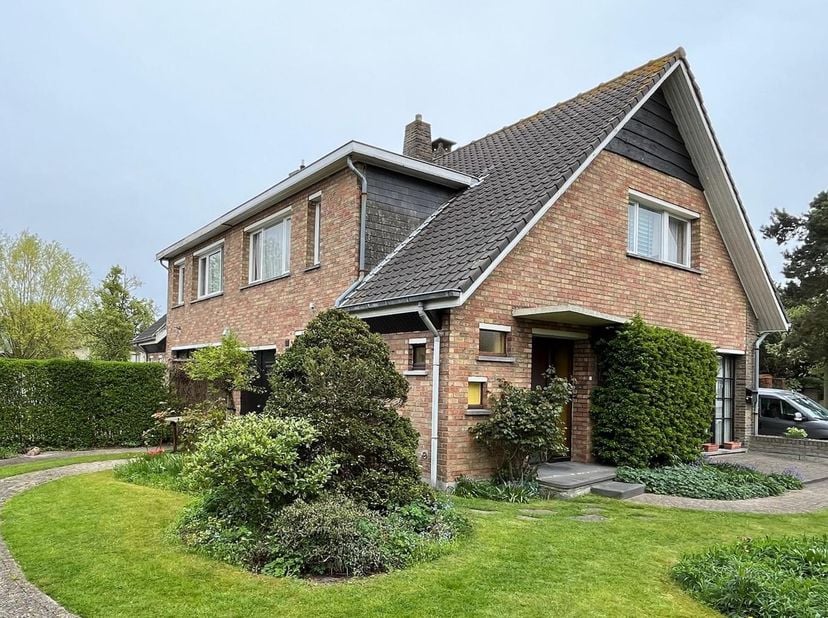 HALFOPEN WONING IN GROENE OMGEVING.&lt;br /&gt;
&lt;br /&gt;
De charmante HALFOPEN woning ligt in een groene omgeving en dit in de rustige woonwijk Stene, Oostend
