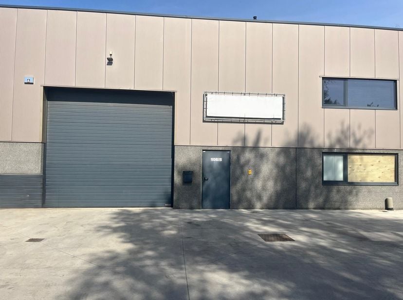 Goed gelegen magazijnen van 345m² voorzien van een sectionaal poort en sanitair. Deze heeft een uitstekende bereikbaarheid. De opslagruimte ligt op 2,