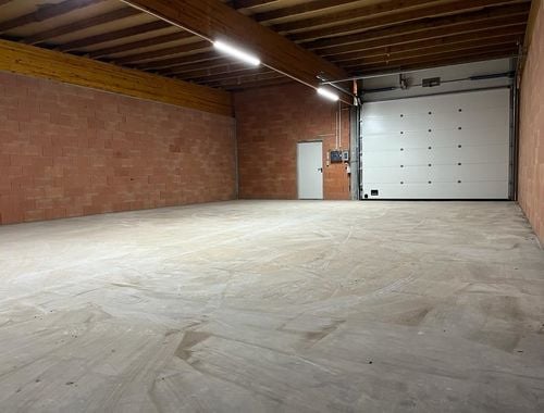                                         Magazijn zonder bureel te huur in Oostende, € 650
