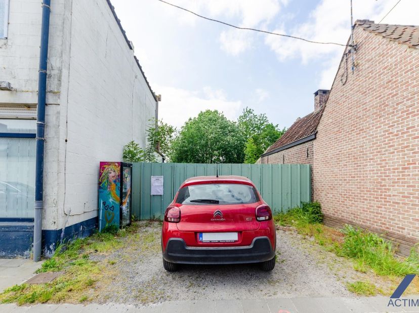 Terrain à bâtir de 195 m². Dans le centre du village de Néchin. Plans et permis d&#039;urbanisme disponibles pour construction d&#039;une maison mitoyenne. Expo