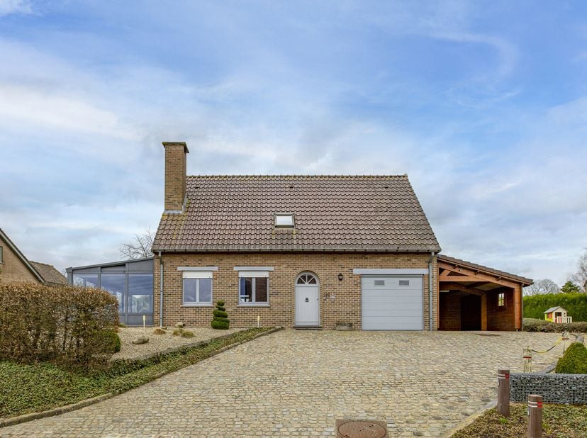 Rustig gelegen villa met grote tuin en lichtrijke veranda.&lt;br /&gt;
Gelegen nabij invalswegen en voorzien van terrein op 13a 43ca.&lt;br /&gt;
Deze charmante v