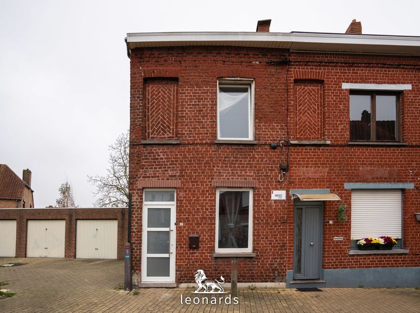 Nabij het centrum van Menen kunt u deze instapklare woning terugvinden. De woning is uitgerust met een gezellige leefruimte. Daarop aansluitend kunt u
