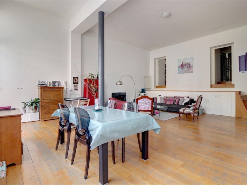 IXELLES/CHATELAIN - Dans un immeuble de standing, beau triplex d&#039;une superficie de 190m² offrant un vaste espace salon/salle à manger avec accès jardi