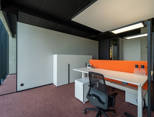                                         Bureaux à louer à Roeselare, € 930
