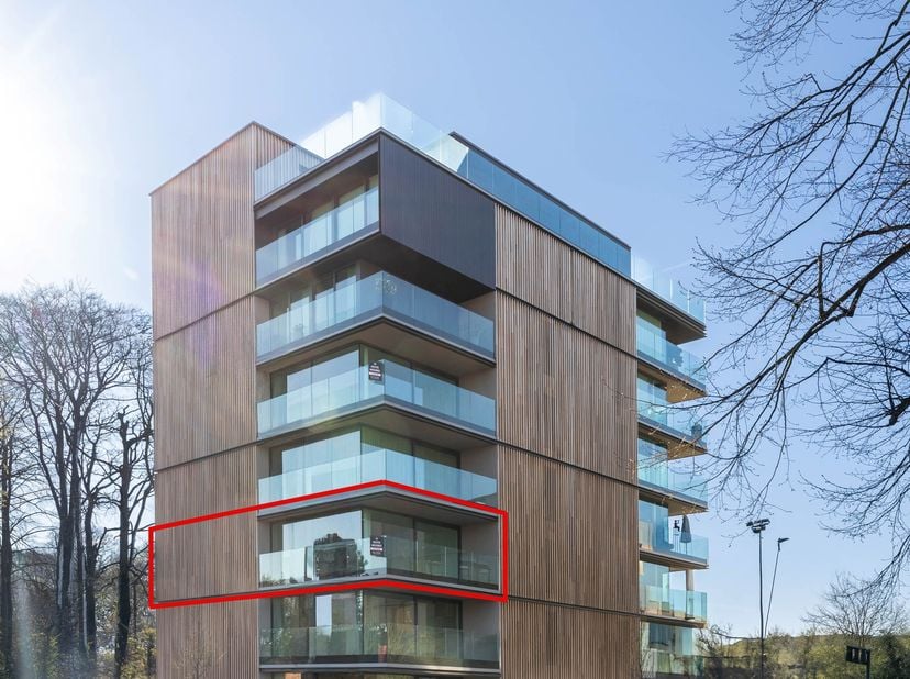 Fantastisch vertoeven in dit nieuwbouw twee-slaapkamer appartement, gelegen in de iconische Queen&#039;s Tower.&lt;br /&gt;
&lt;br /&gt;
De indeling is als volgt:&lt;br /
