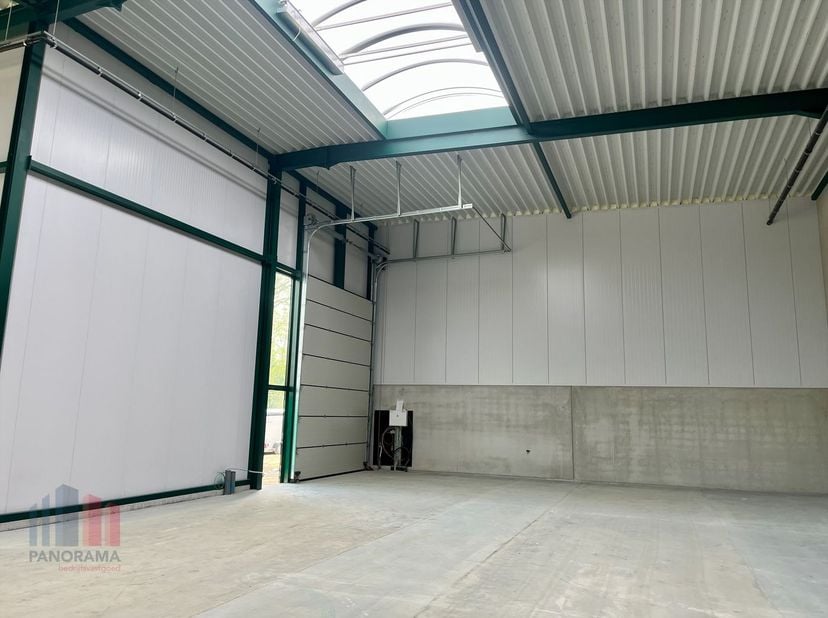 Unité PME nouvellement construite avec une superficie de 297 m² et 1 place de parking privée à vendre. Excellente situation à la sortie du Grote Ring,