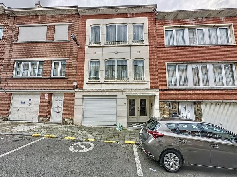 A proximité du Parc du Bempt - Charmant appartement deux chambres de +/- 75m² avec jardin et terrasses composé comme suit : Au rez-de-chaussée : Un ha