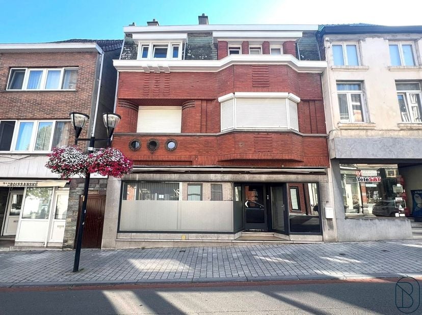 COMMERCIEEL gelegen KARAKTERVOLLE EIGENDOM bestaande uit een praktijk/handelsruimte met WOONST. Goedgelegen in het CENTRUM. INDELING: leuke praktijk/h