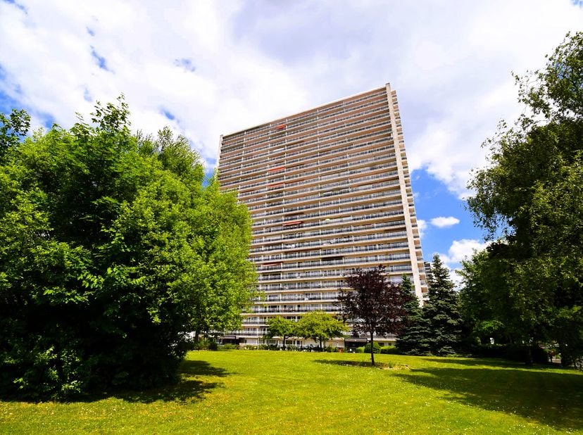 Dikke Beuklaan 30: Gerenoveerd appartement van 80 m² met 2 terrassen (9m² + 7 m²)  met een kelder. Gepantserde deur, elektriciteit conform, energielab