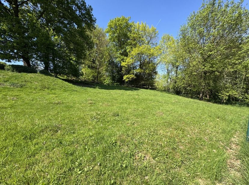 Situé dans le magnifique Domaine du Bercuit à Grez-Doiceau, ce magnifique terrain à bâtir vous séduira par sa situation privilégiée, dans une petite r