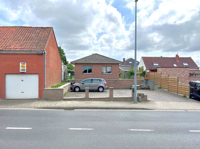 Alleenstaande bungalow op een perceel van 684 m² met ruime inkomhal, gezellige living en volledig uitgeruste keuken. De woning beschikt over een badka