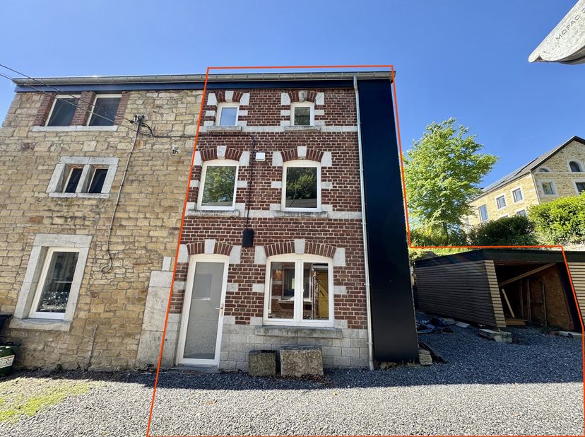Rez-de-chaussée : ±30m²&lt;br /&gt;
- séjour de ±26m² sur carrelage avec coin cuisine et débarras,&lt;br /&gt;
- parking 1 place ou terrasse et abri de jardin,&lt;br